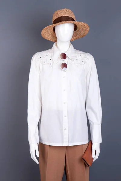 Manequim feminino em camisa branca . — Fotografia de Stock