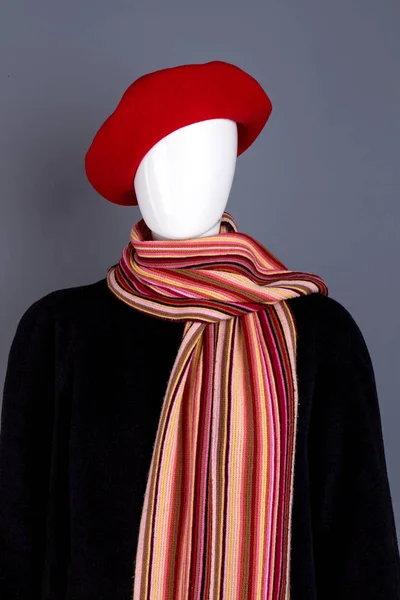 Красный берет, шарф и черное пальто . — стоковое фото