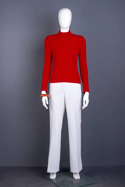 Красная водолазка свитер и белые брюки . — стоковое фото