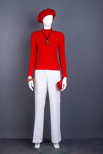 Красно-белая женская одежда на манекене . — стоковое фото
