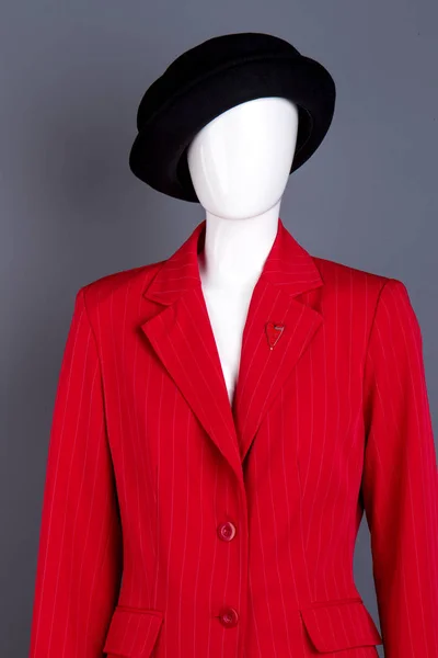 Chapéu preto e casaco feminino vermelho no manequim . — Fotografia de Stock