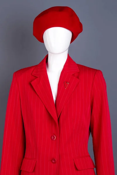 赤いベレー帽、ジャケットの女性マネキン. — ストック写真