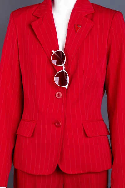 Primo piano blazer donne rosse con occhiali da sole . — Foto Stock