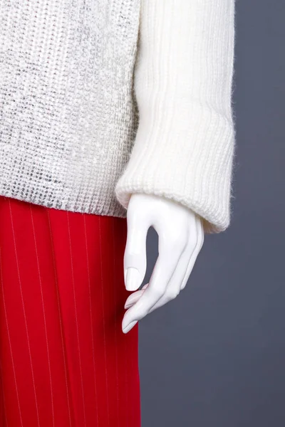 Κοντινό πλάνο Γυναίκα ζεστό πουλόβερ σε μανεκέν. — Φωτογραφία Αρχείου