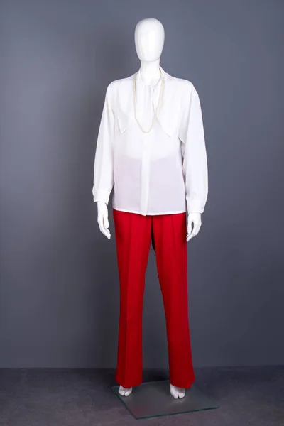 Белая блузка и красные брюки для женщин . — стоковое фото