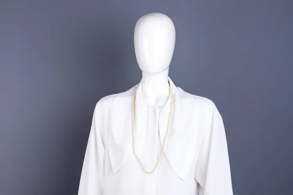 Белая стильная рубашка для женщин . — стоковое фото