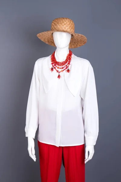 Sombrero de paja, blusa blanca y collar . —  Fotos de Stock