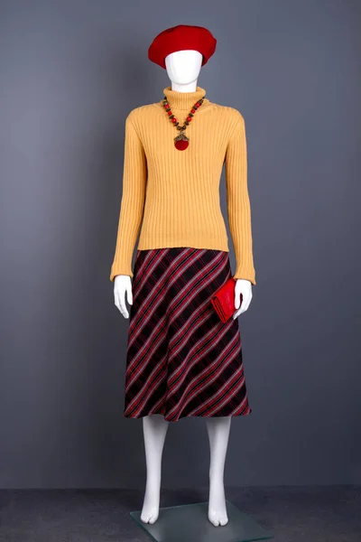 Красный берет, желтый свитер и юбка . — стоковое фото
