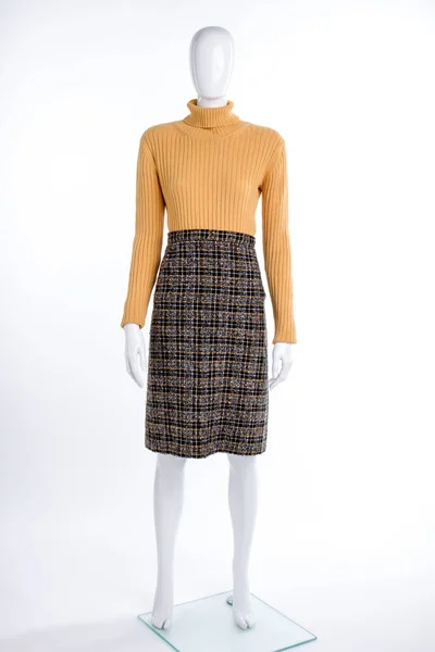Женский желтый свитер и клетчатая юбка . — стоковое фото