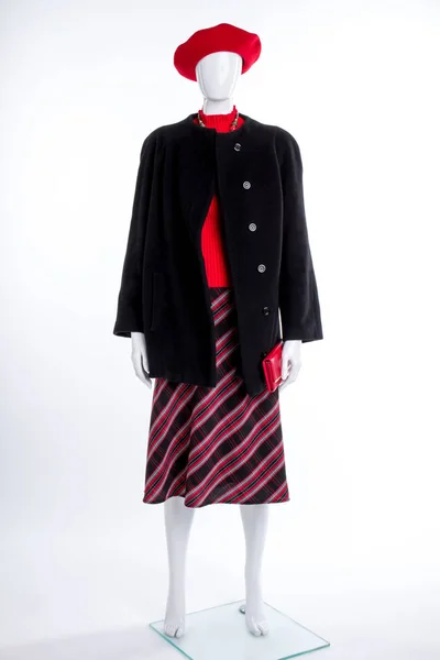 Красный берет и черное пальто для женщин . — стоковое фото
