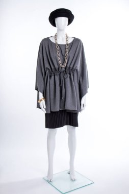 Şık kıyafet kadın manken.