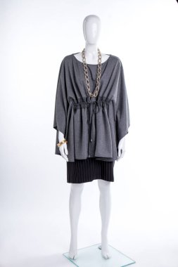 Kadın manken abartılı gri tunik.