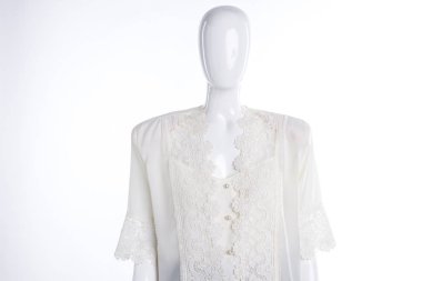 Kadın manken üzerinde beyaz ipek bluz.