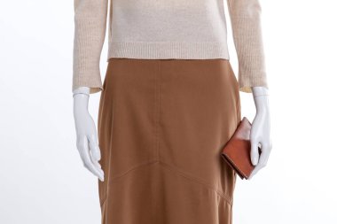 Kahverengi etek ve m-cüzdan kadar yakın.