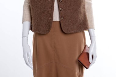 Kadın yelek, etek ve çanta kadar yakın.