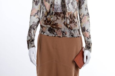 Bluz, kahverengi etek ve m-cüzdan kapat.