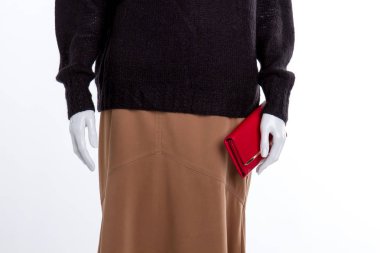 Siyah kazak ve kahverengi etek kadar yakın.