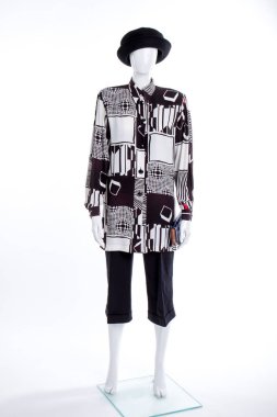 Siyah şapka, bluz ve capri.