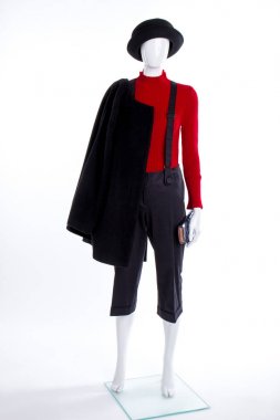 Siyah şapka, ceket ve kırmızı kazak.