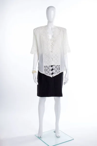 Белая кружевная блузка и черная юбка . — стоковое фото