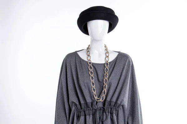 Sombrero negro, blusa gris y cadena . —  Fotos de Stock