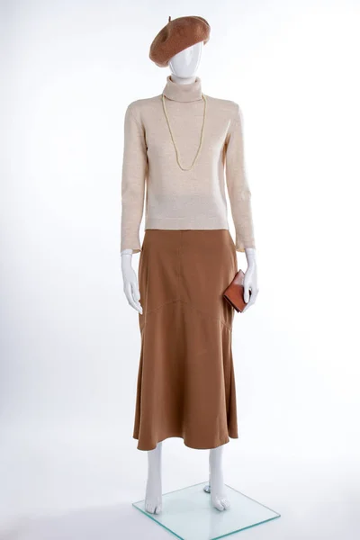 Бежевый свитер и коричневая юбка . — стоковое фото