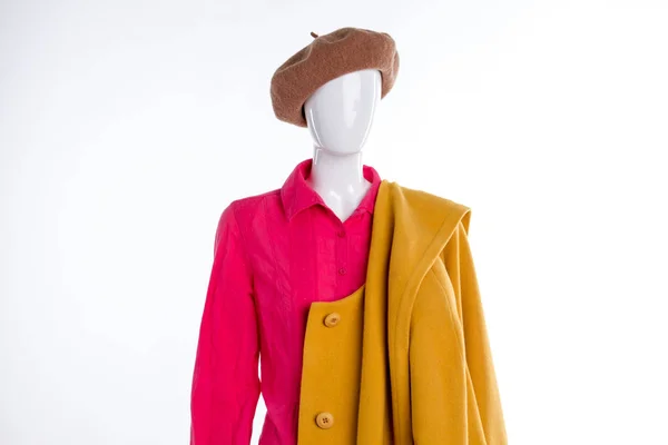 Красная блузка и желтое пальто на манекене . — стоковое фото