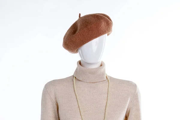 Baskenmütze, Pullover und Perlenkette. — Stockfoto