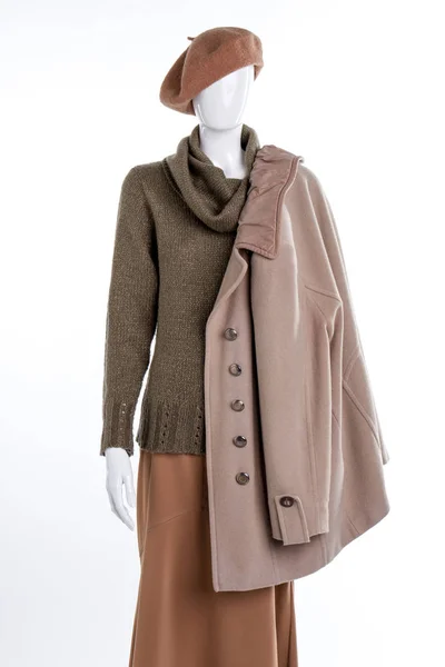 Бежевое кашемировое пальто для женщин . — стоковое фото