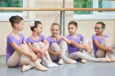 Genç güzel balerin Bale Stüdyosu konuşuyor.