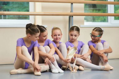 Yeni bale terlik ile genç balerin.