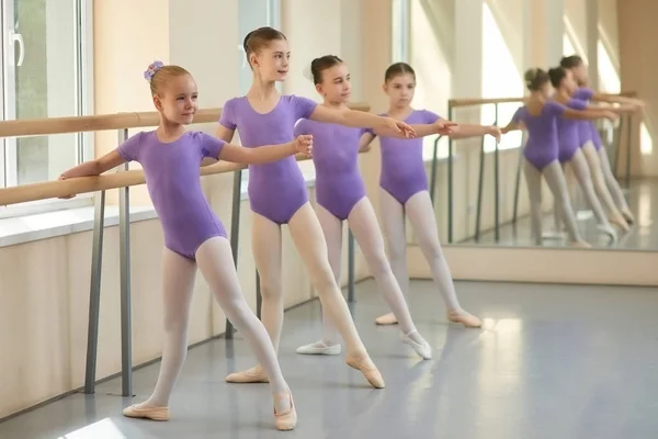 Giovani ballerine che fanno le prove alla scuola di balletto . — Foto Stock
