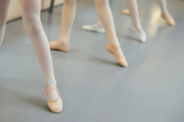 Benen van ballerina's in dans positie. — Stockfoto
