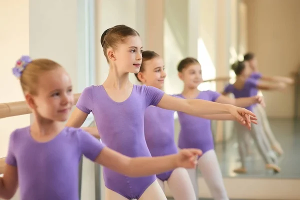 Clases de danza infantil en ballet . —  Fotos de Stock