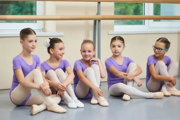 Молодые балерины сидят на полу . — стоковое фото