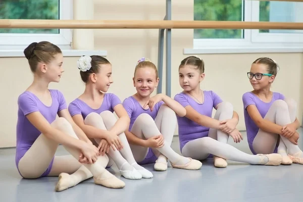 Giovani belle ballerine che parlano in studio di balletto . — Foto Stock