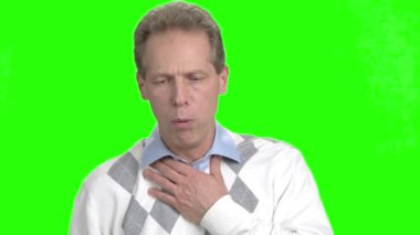 Olgun adam chroma anahtar arka plan üzerinde öksürük.