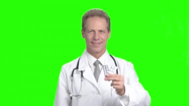 Hapları iki paket ile erkek doktor.