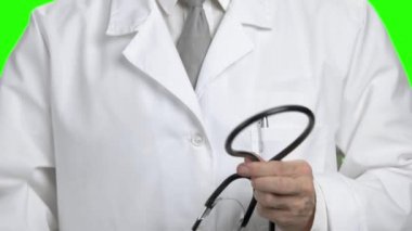 Doktor yakından stetoskop boynuna bırakır.