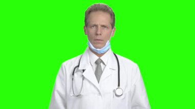 Yeşil ekran üzerinde üzgün erkek doktor.