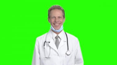 Ok işaret gösteren neşeli erkek doktor.