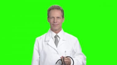 Yakışıklı doktor gösteren ok işareti.