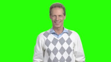 Olgun adam ok işaret gösteren.