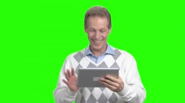 İnternet bağlantısı tablet üzerinde konuşan adam.