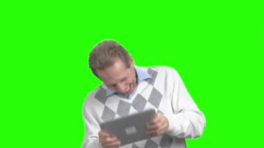 Komik adam dijital tablet üzerinde oyun oynama.