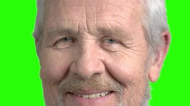 Yaşlı adam, yeşil ekran yüzünü kapatmak.