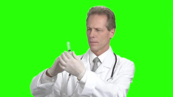Médico masculino com seringa na tela verde . — Vídeo de Stock