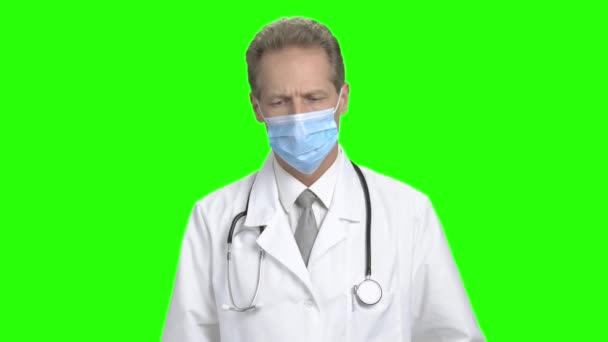 Ernstige arts medische masker verwijderen uit gezicht. — Stockvideo