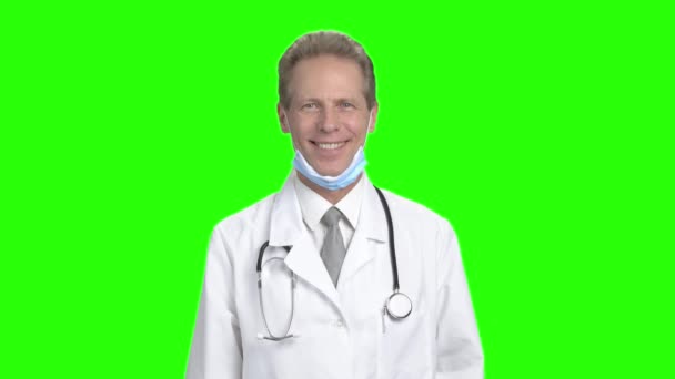 Sorridente medico di sesso maschile mostrando pollice in su . — Video Stock
