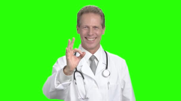 Schöner Arzt zeigt ok Zeichen. — Stockvideo